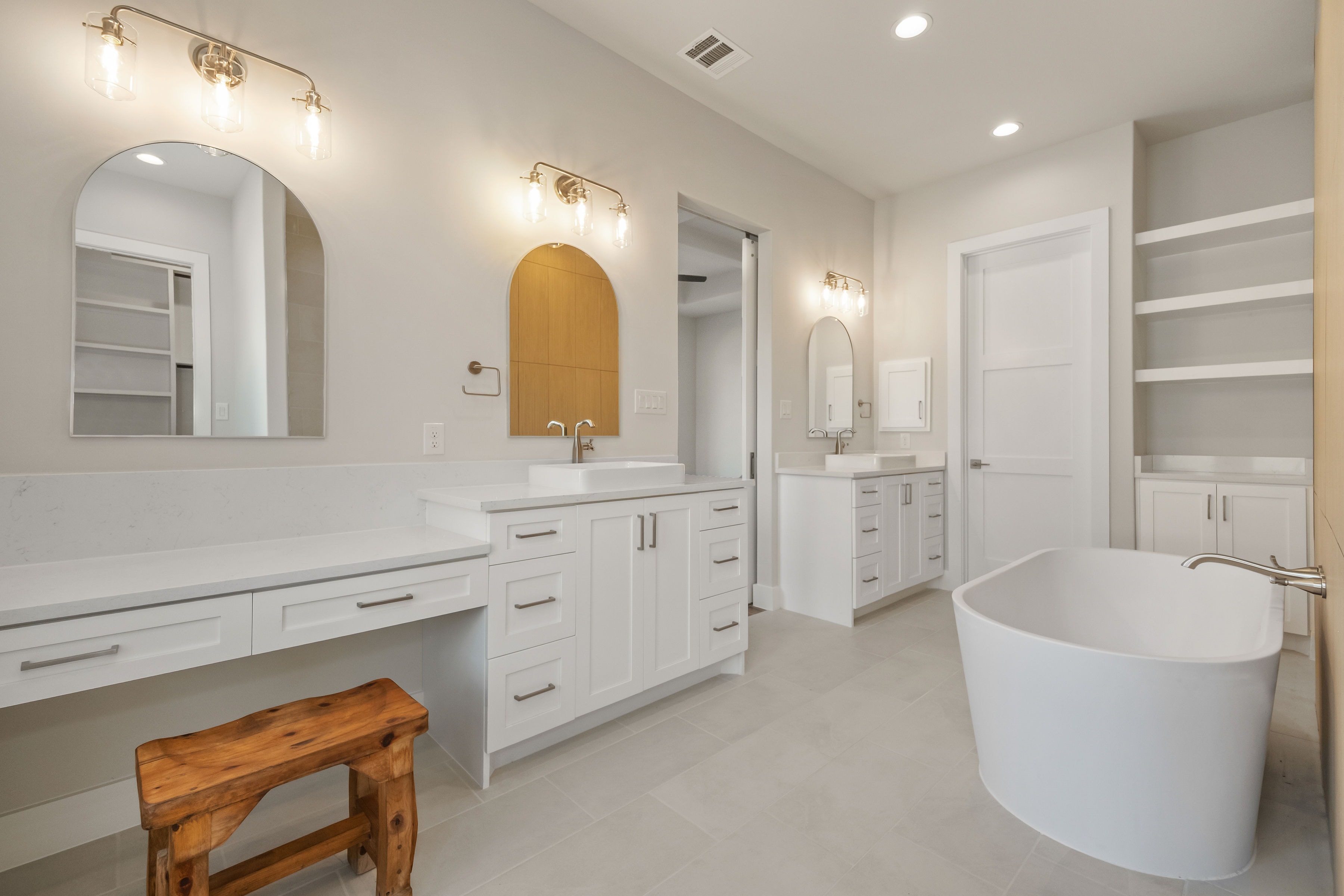 Double Vanity Recharge Zone
